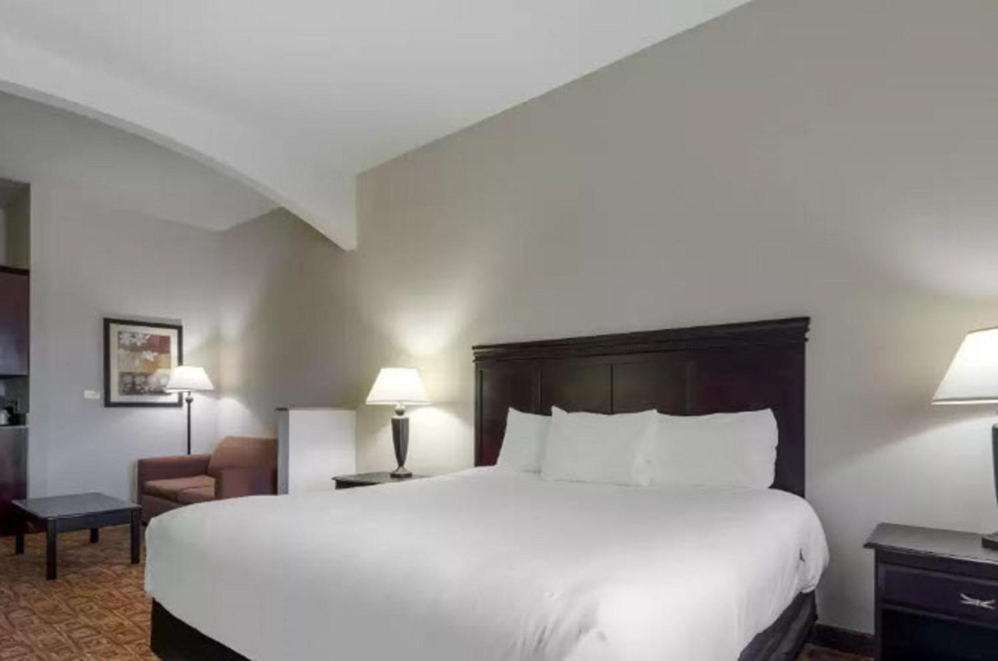 Lake Texoma Inn And Suites Denison Buitenkant foto